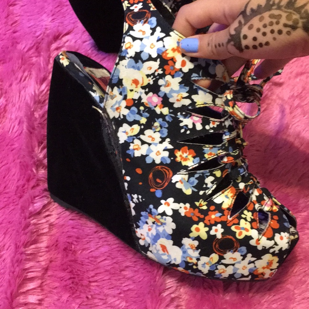 Heels - Picture 2 of 2